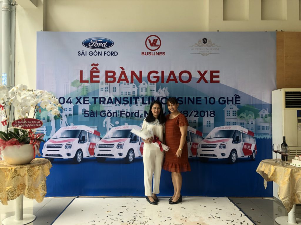 AUTOKINGDOM VÀ SAIGON FORD BÀN GIAO 04 XE FORD TRANSIT LIMOUSINE HOÀN TOÀN MỚI